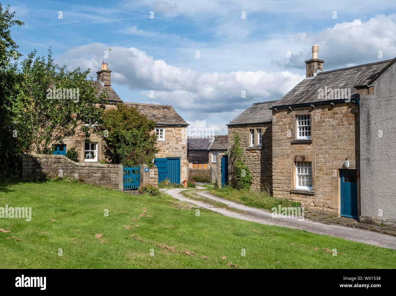 Gritstone cottages in einer ruhigen Ecke von pilsley Dorf auf dem Anwesen von Chatsworth in The Derbyshire Peak District DE Stockfoto