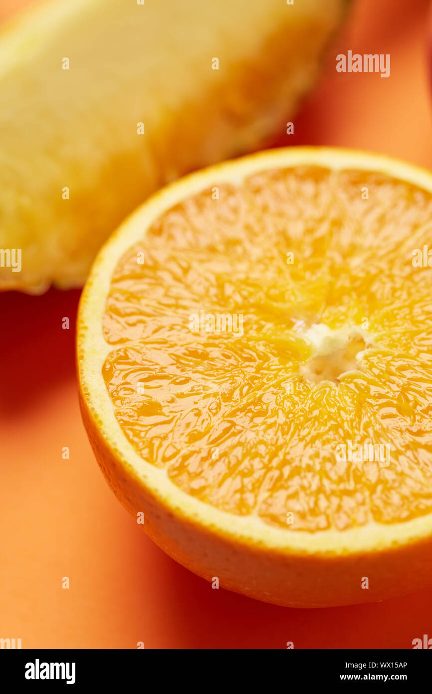Saftig und reif süß vegetarische Scheibe Orange auf Gelb, in der Nähe Stockfoto