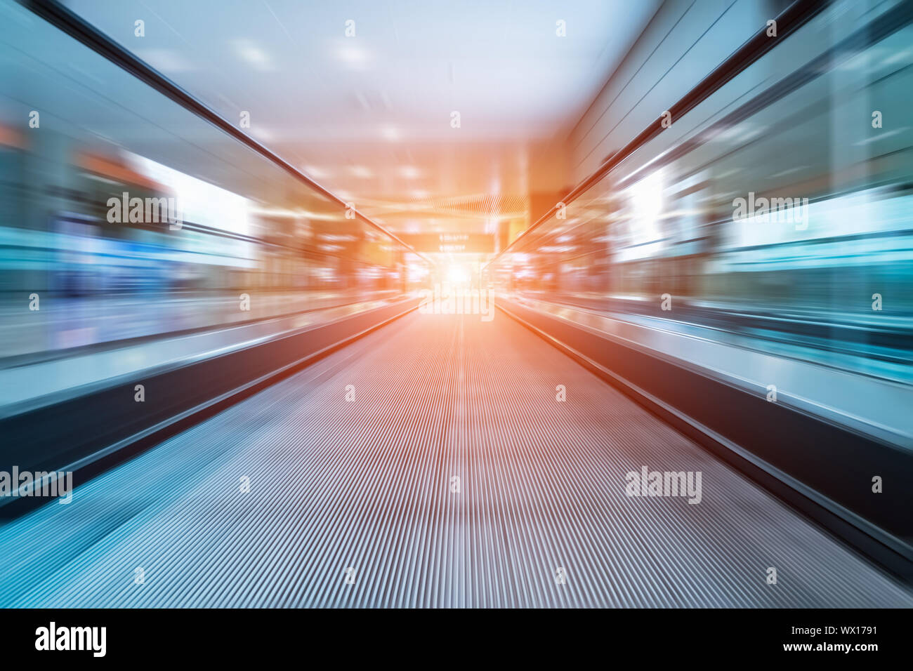 Rolltreppe Bewegungsunschärfe in Flughafen Stockfoto