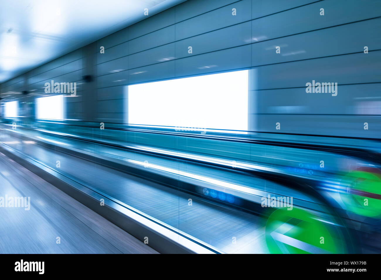 Rolltreppe Bewegungsunschärfe und Leuchtkasten Werbung Stockfoto