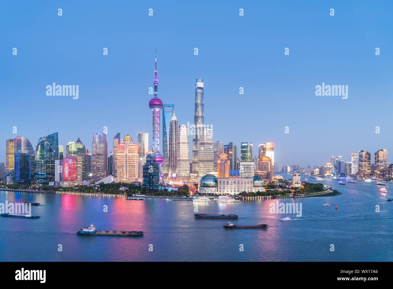 Shanghai Skyline bei Einbruch der Dunkelheit Stockfoto