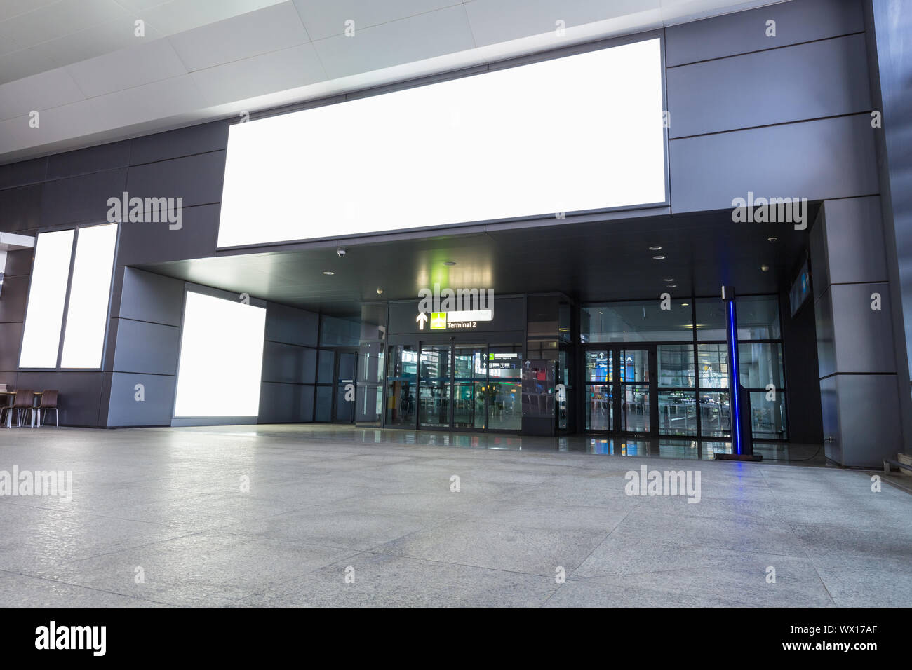 Werbung Leuchtkasten im Flughafen Terminal Stockfoto