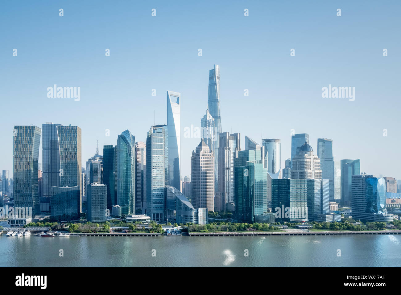 Moderne finanzielle Aufbauend auf den Huangpu Fluss Stockfoto