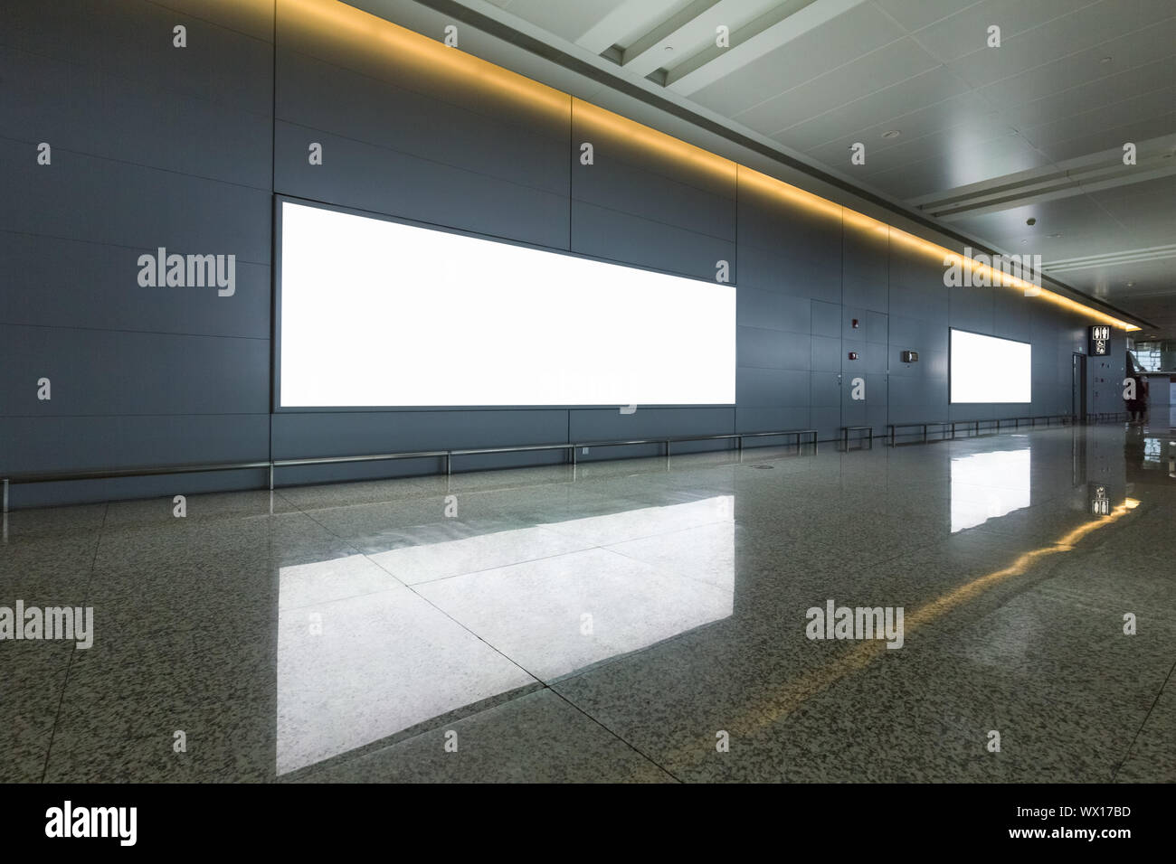 Werbung Leuchtkasten am Flughafen passage Stockfoto