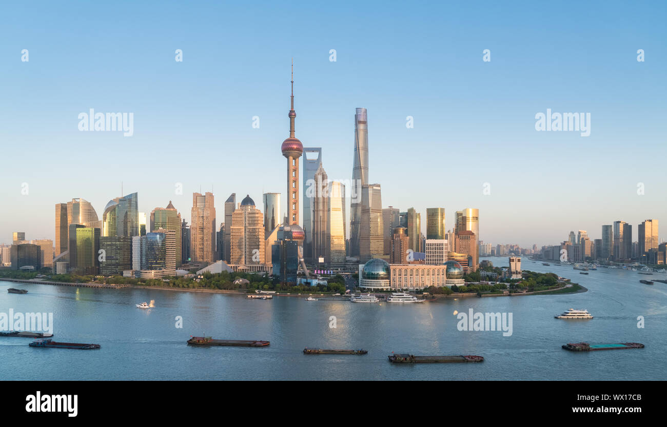 Skyline von Shanghai in der untergehenden Sonne nach dem Glühen Stockfoto