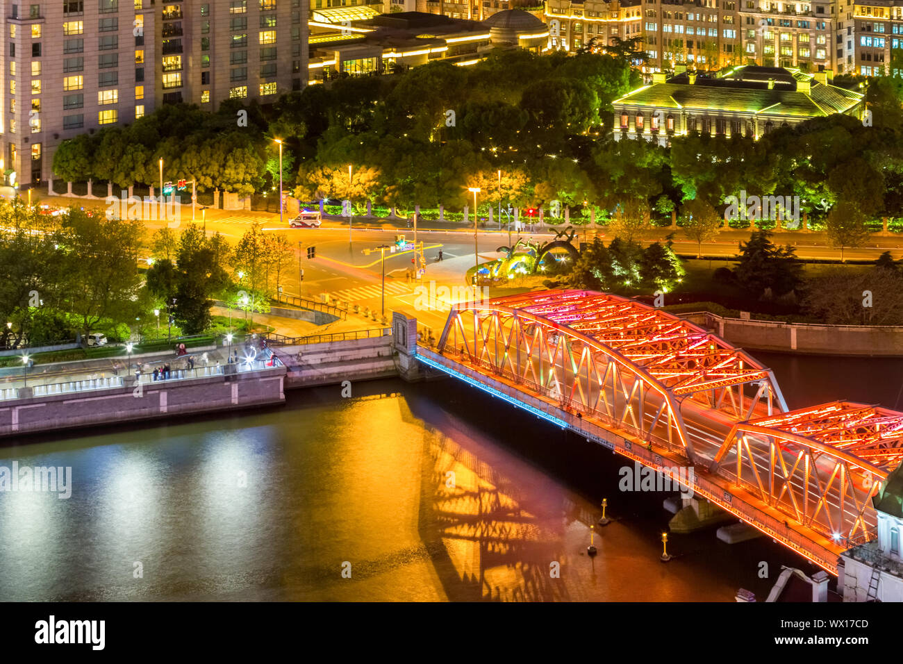 Shanghai alte Stahlbrücke in Abend Stockfoto