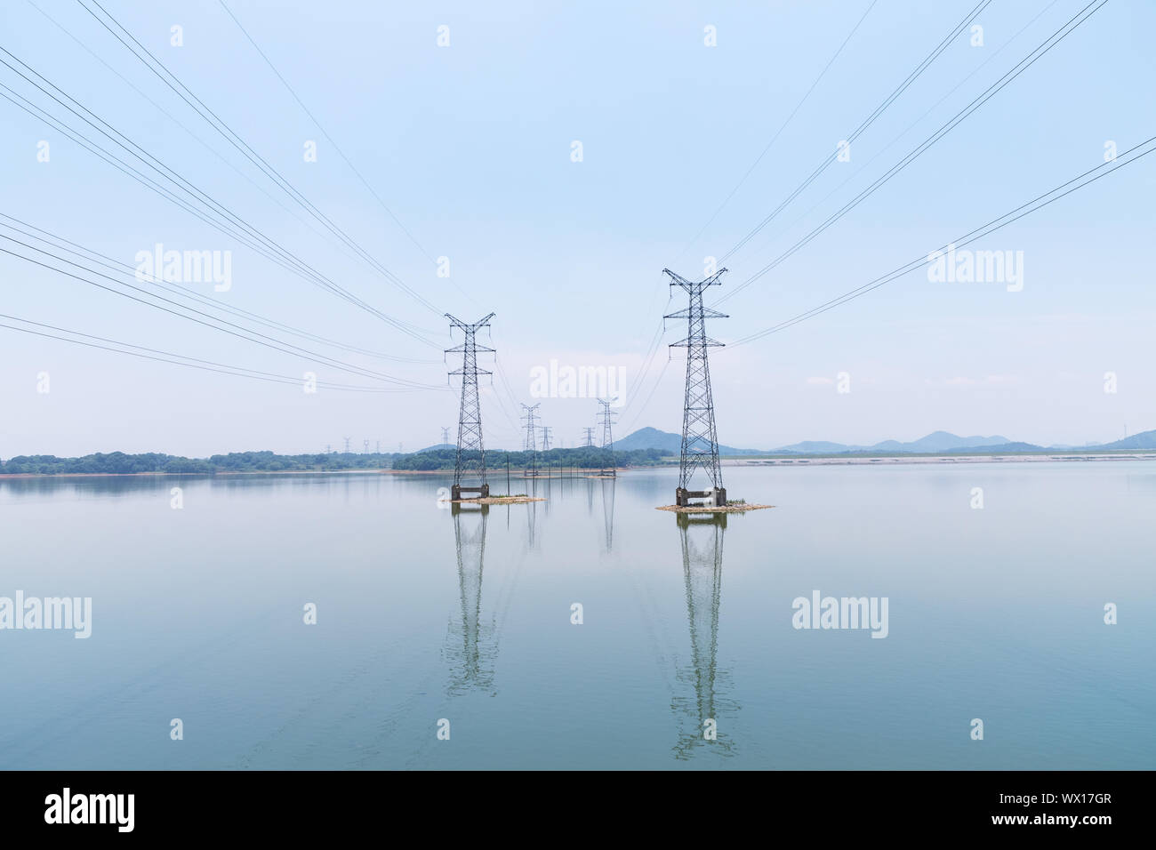 Power Sendeturm auf dem Wasser Stockfoto