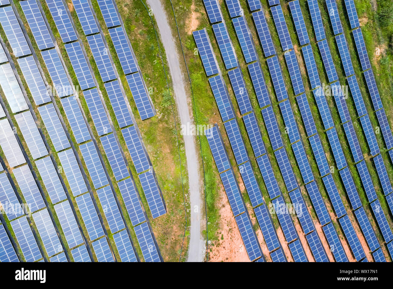 Sonnenkollektoren am Hang Stockfoto
