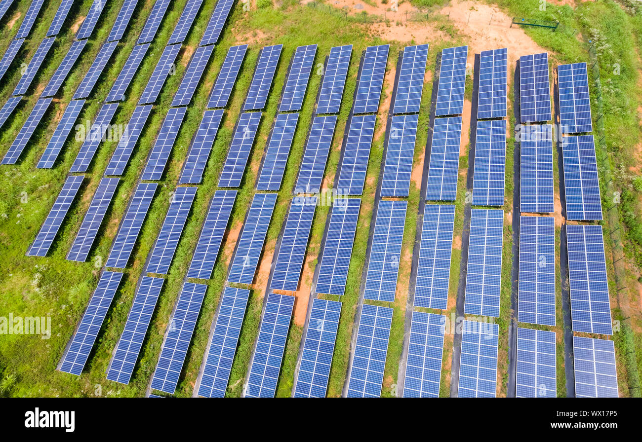Sonnenkollektoren am Hang Stockfoto