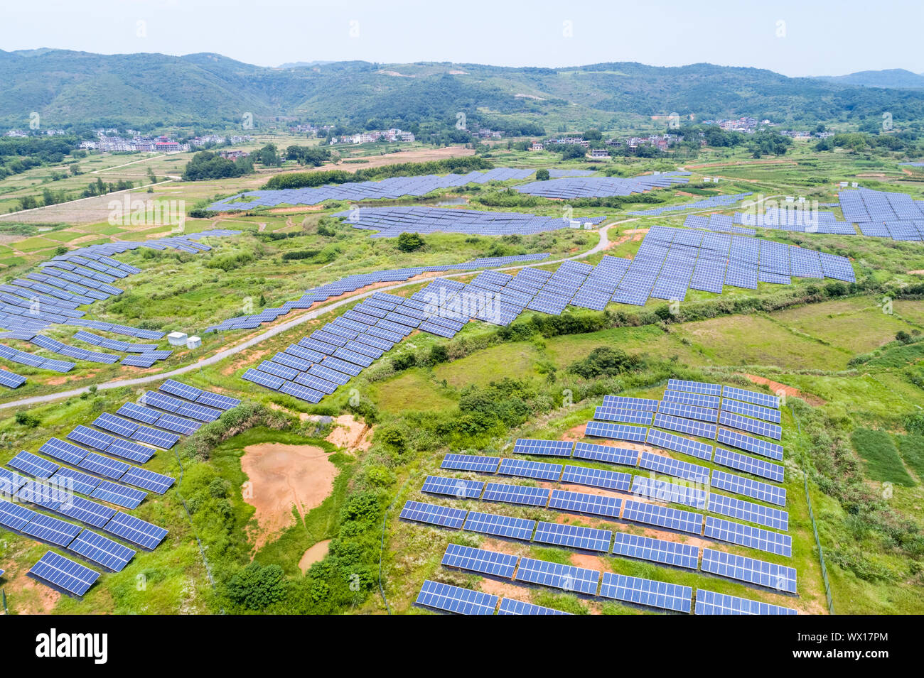 Luftaufnahme von hillside Solarenergie Stockfoto