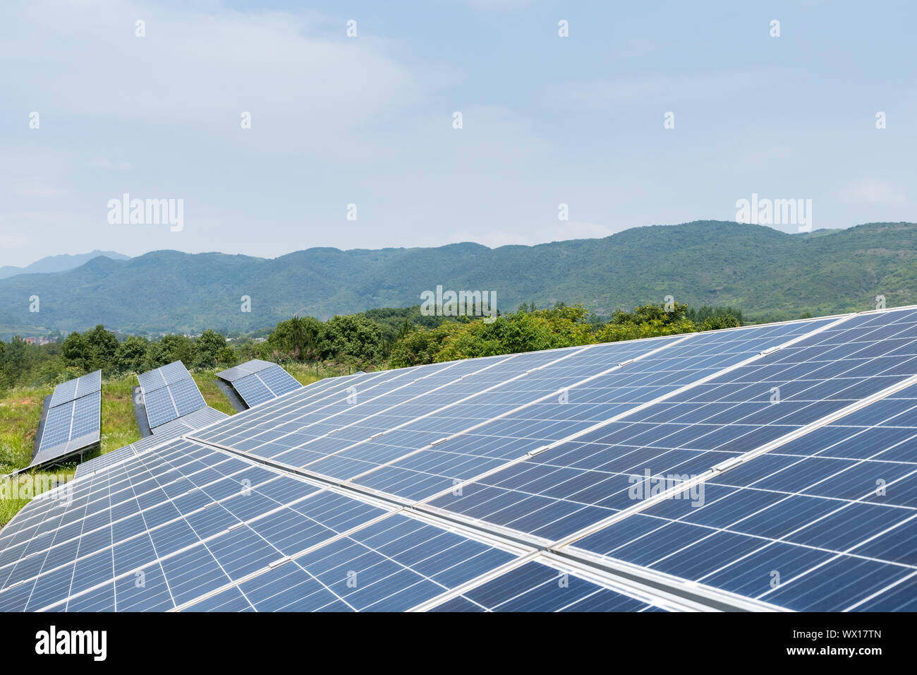 Solarenergie auf dem Hügel Stockfoto