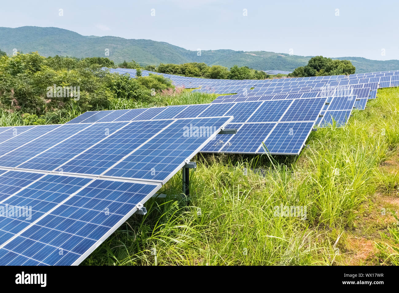 Solarenergie auf dem Hügel Stockfoto
