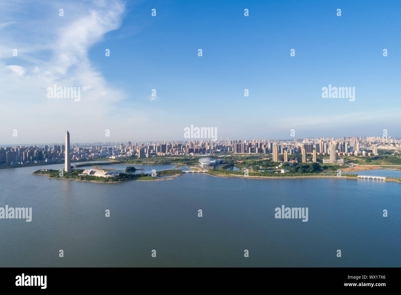 Stadt und See Stockfoto