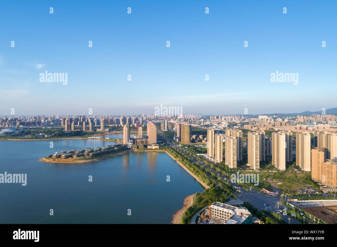 Jiujiang Stadtbild auf See Stockfoto