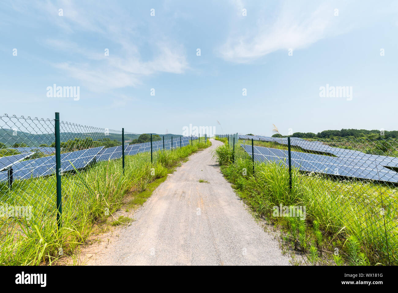 Solarkraftwerk auf einem Hügel Stockfoto