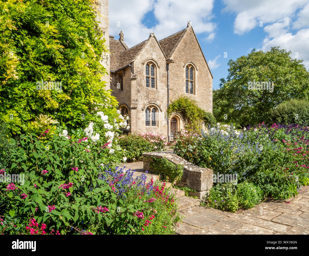 Charmante informellen Gärten der spätmittelalterlichen Great Chalfield Manor in Wiltshire UK Stockfoto
