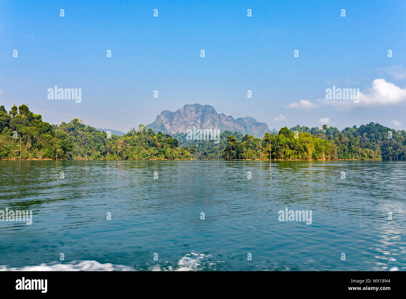 Der Khao Sok National Park mit dem künstlichen Cheow Lan Lake im Süden von Thailand Stockfoto