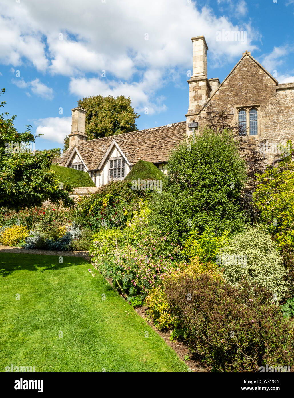 Charmante informellen Gärten der spätmittelalterlichen Great Chalfield Manor in Wiltshire UK Stockfoto