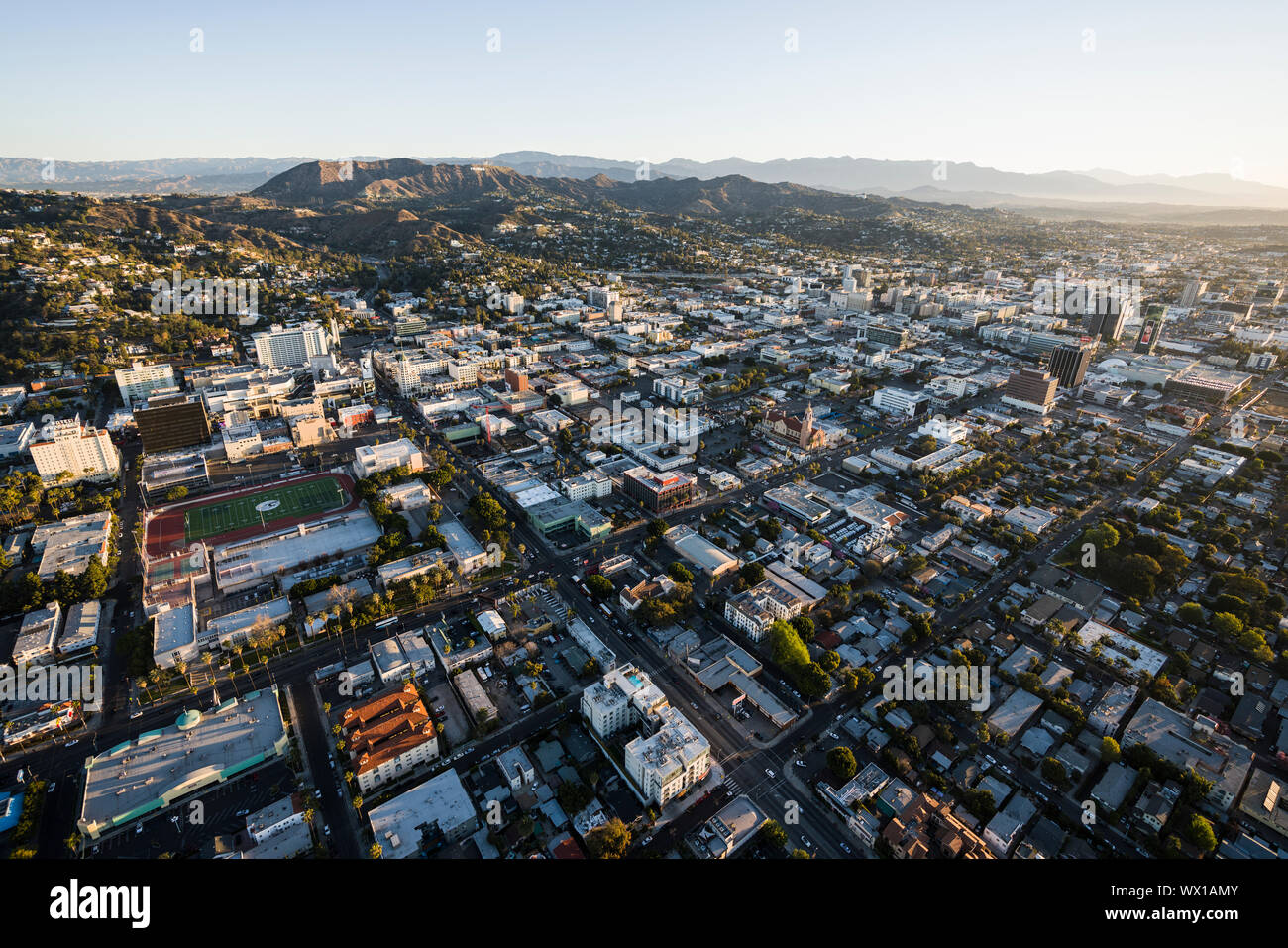 Los Angeles, Kalifornien, USA - 20. Februar 2018: Antenne morgen Blick auf Hollywood Straßen, Häuser, Schulen und Gebäude in weitläufigen Southern Cali Stockfoto