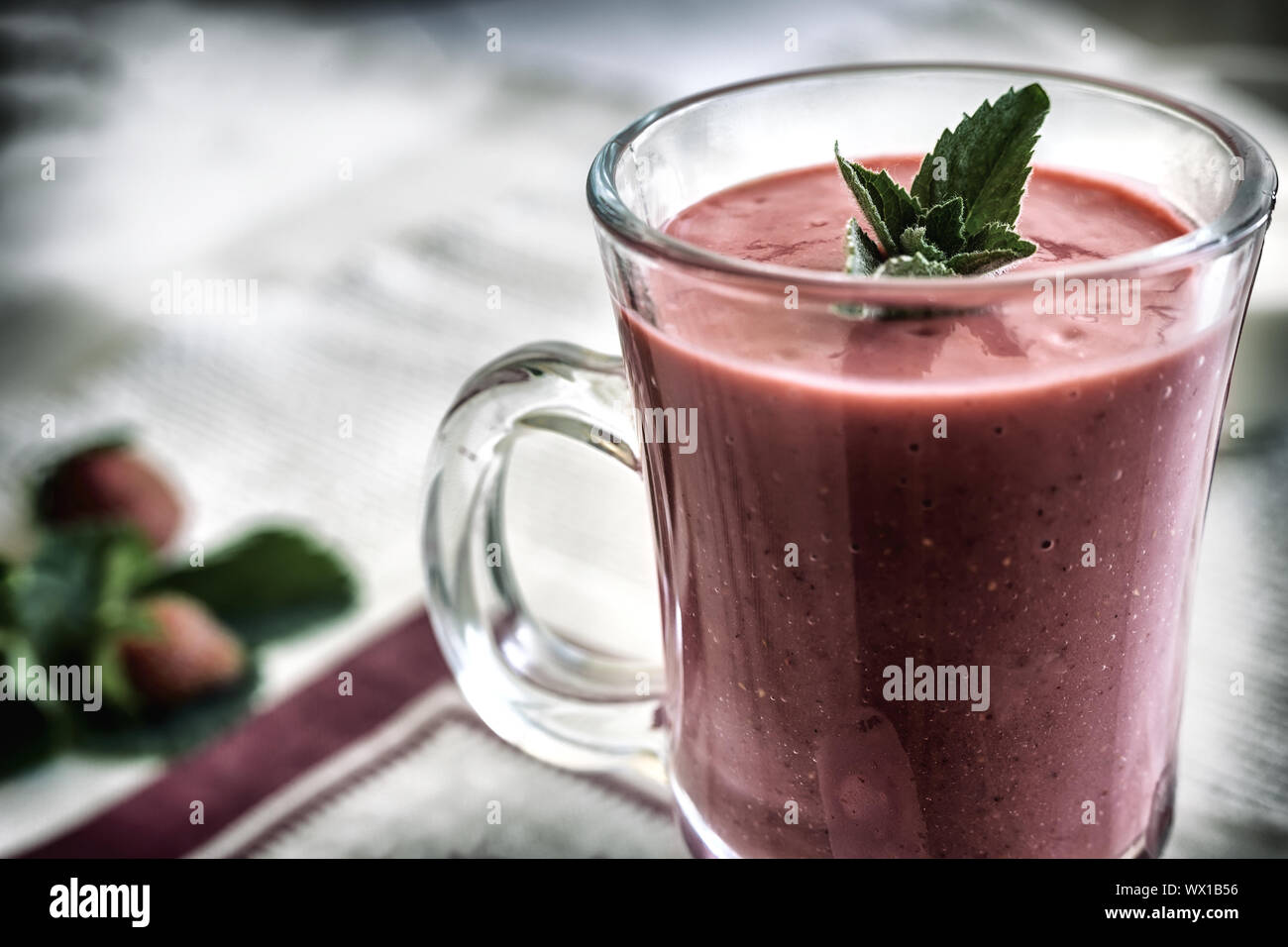 Erdbeeren und Joghurt smoothie Stockfoto