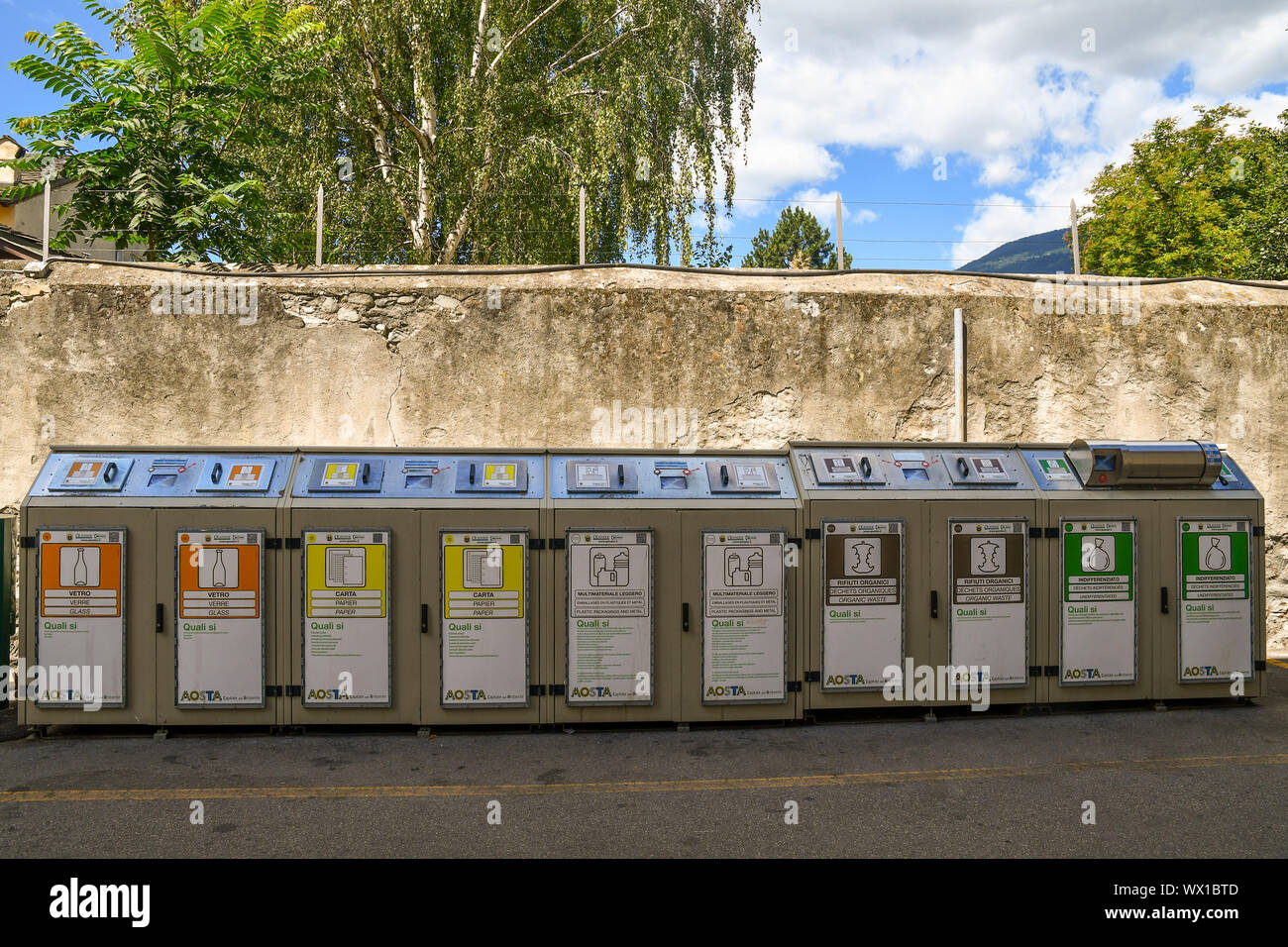 Moderne Mülleimer zur Mülltrennung (Glas, Papier, Kunststoff, organischen Abfällen und undifferenzierte) im Zentrum der Stadt Aosta, Aostatal, Italien Stockfoto