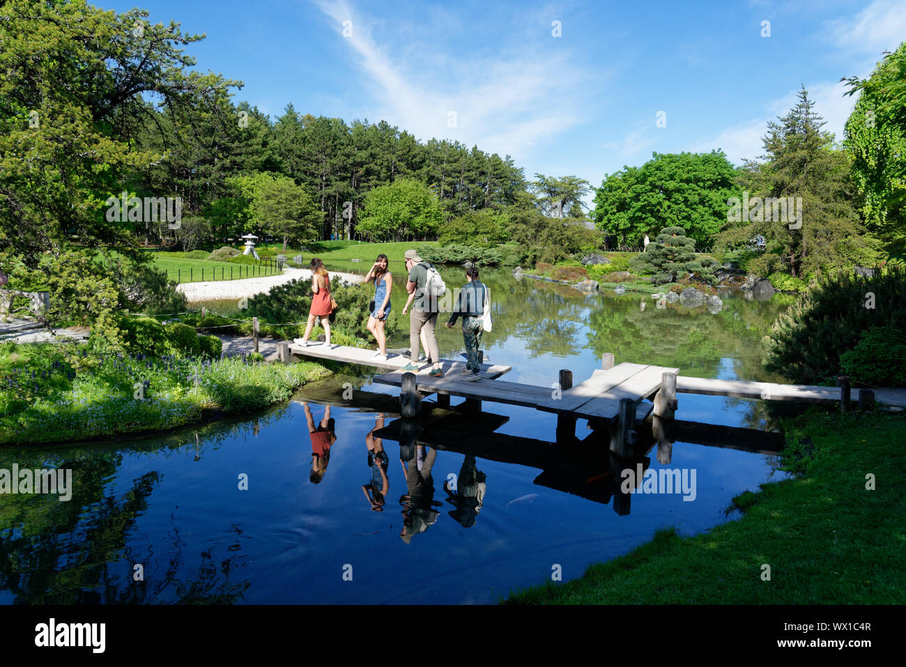 Überqueren Sie die Brücke im Japanischen Garten in Montreal Botanical Gardens Stockfoto