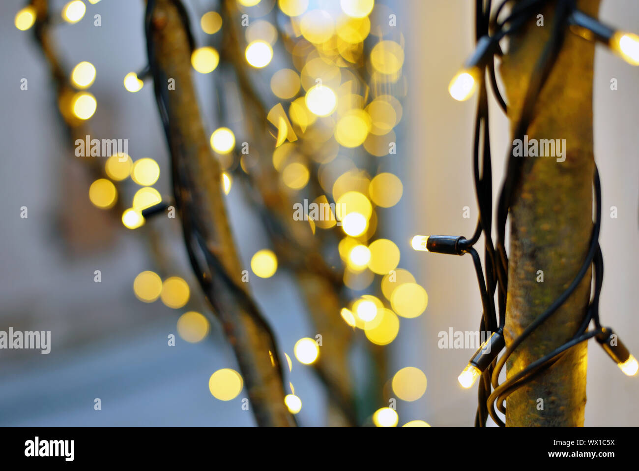 Weihnachtsbeleuchtung, Weihnachtsschmuck auf der Straße, verschwommenen Hintergrund mit Weihnachtsbeleuchtung Stockfoto