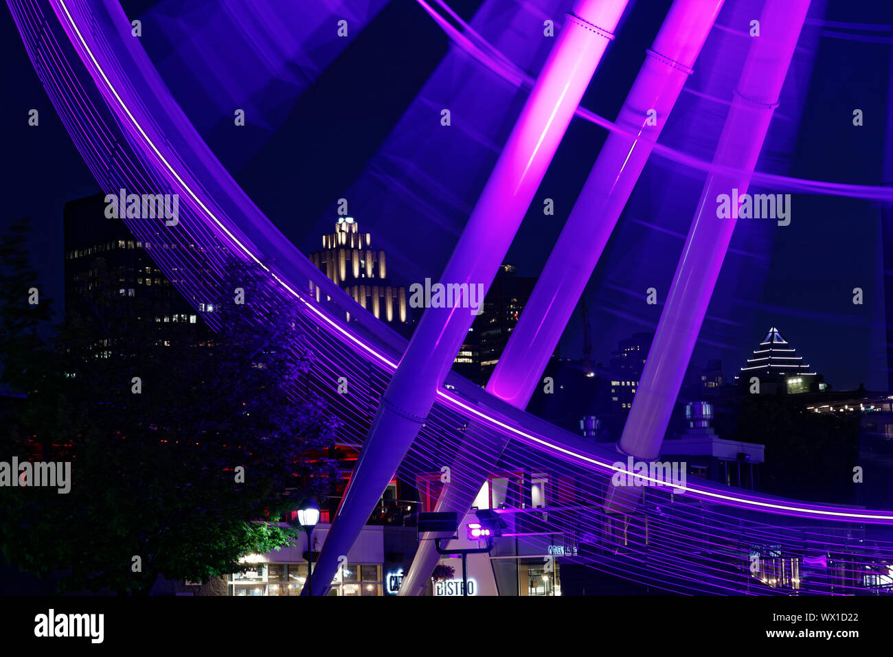 La Grande Roue in Montreal bei Nacht mit dem aldred Gebäudes über Stockfoto