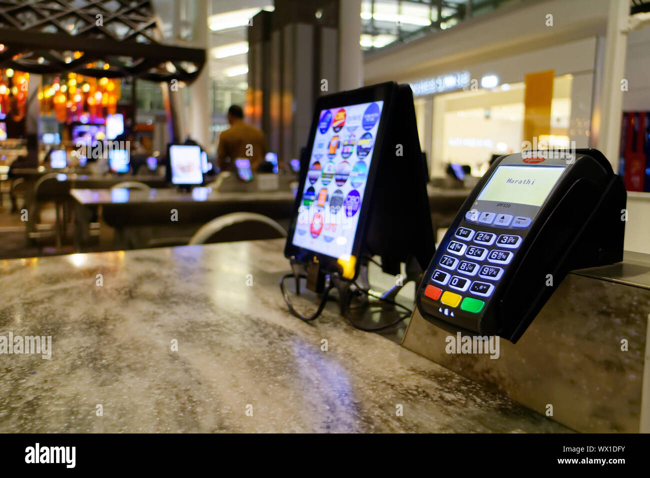 Tabletten für Bestellung und Bezahlung für Essen in der Abflughalle am Flughafen Toronto Pearson Stockfoto