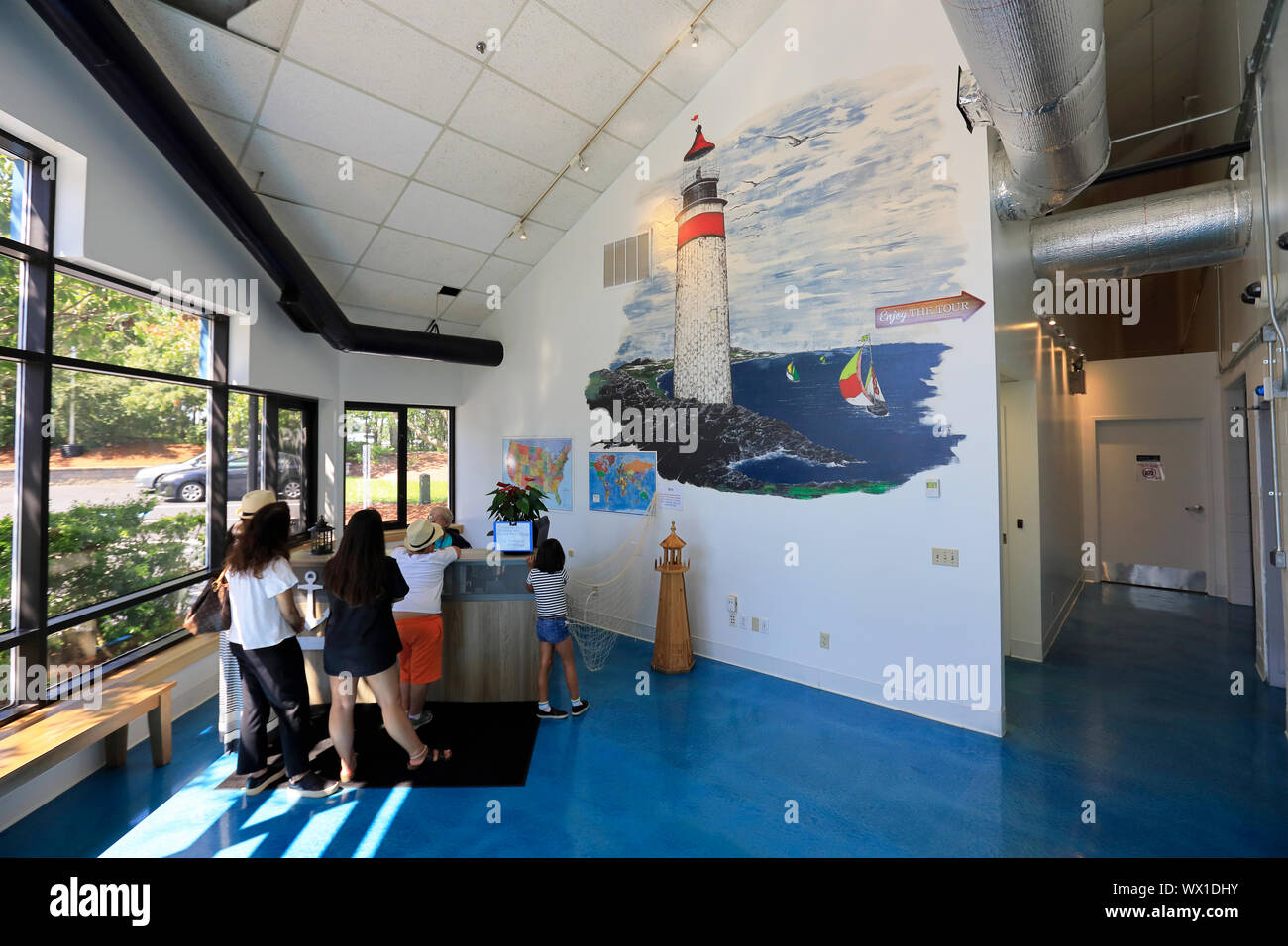Besucher an der Rezeption für den factory tour von Cape Cod Potato Chip Fabrik mit Cape Cod Potato Chip Logo an der Wand.. USA Massachusetts Hyannis. Stockfoto