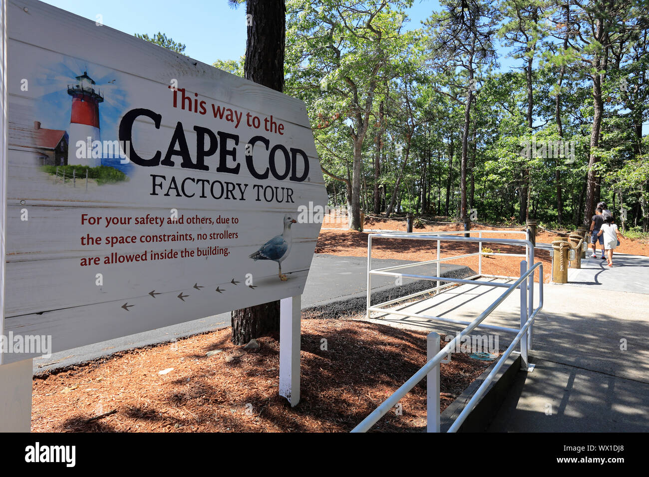 Hinweisschild für Cape Cod Potato Chip factory tour.. USA Massachusetts Hyannis. Stockfoto