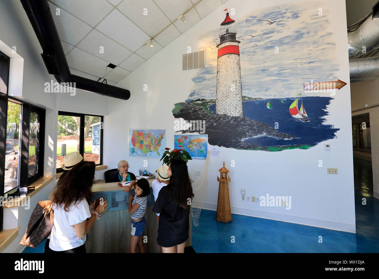 Besucher an der Rezeption für den factory tour von Cape Cod Potato Chip Fabrik mit Cape Cod Potato Chip Logo auf der Wand. Hyannis Massachusetts. USA. Stockfoto