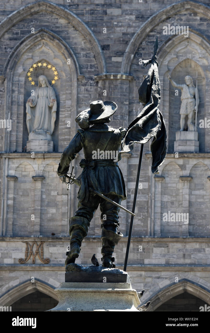 Die Statue von Paul de Chomedey, Sieur de Maisonneuve und der Basilika, Place d'Armes, Montreal, Quebec Stockfoto