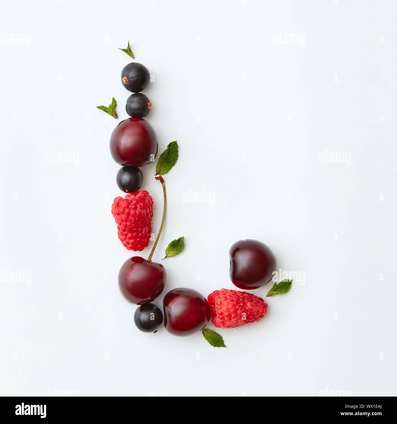 Natürliche berry pattermn der Buchstabe L englische Alphabet aus natürlichen reife Beeren - schwarze Johannisbeeren, Kirschen, Himbeeren, mint Blatt ist Stockfoto
