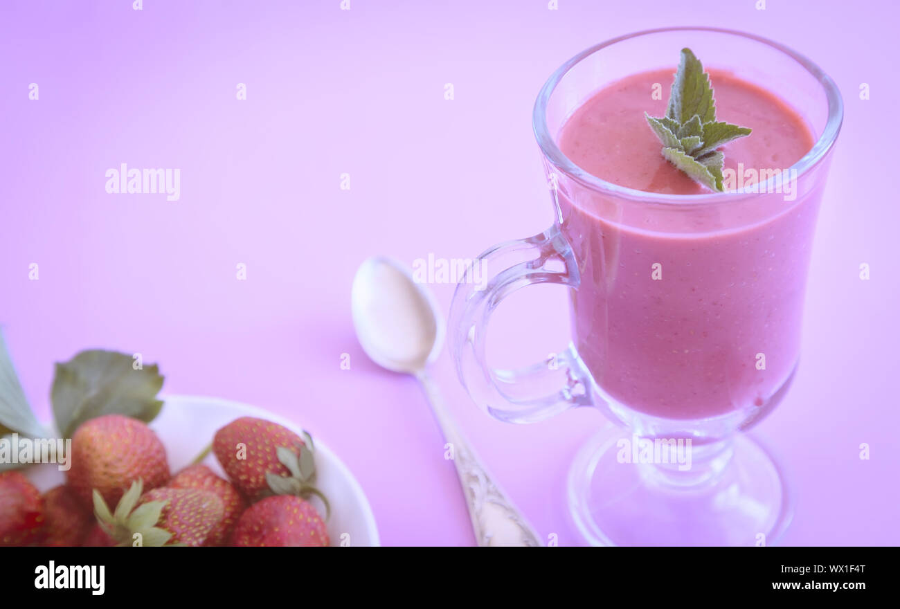 Strawberry Smoothie und Erdbeere auf rosa Hintergrund. Stockfoto