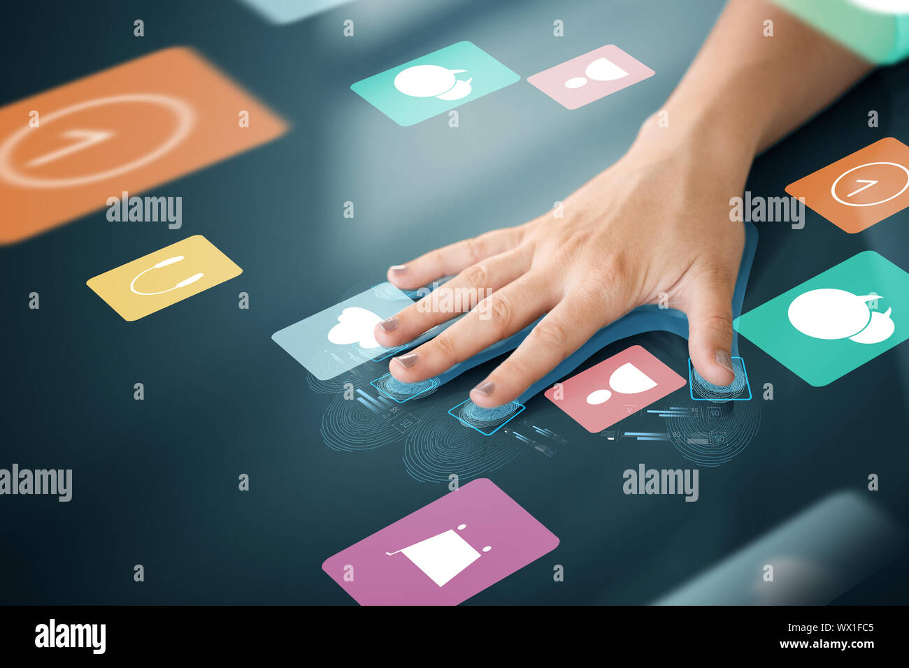 Hand scannen auf Touchscreen mit App Icons Stockfoto