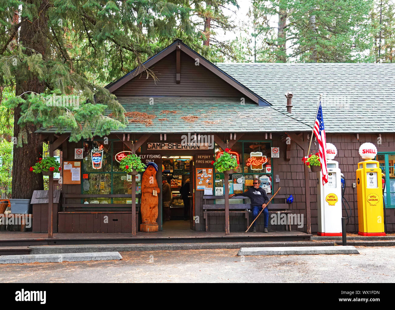 Die Vorderansicht des historischen Camp Sherman in der Cascade Mountains im Camp Sherman, Oregon Stockfoto