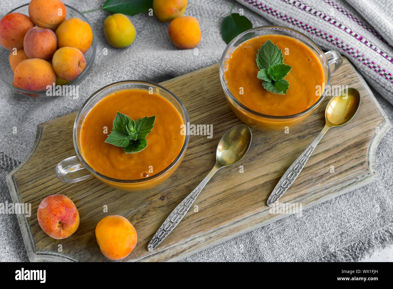 Aprikose Smoothie mit Joghurt. Stockfoto
