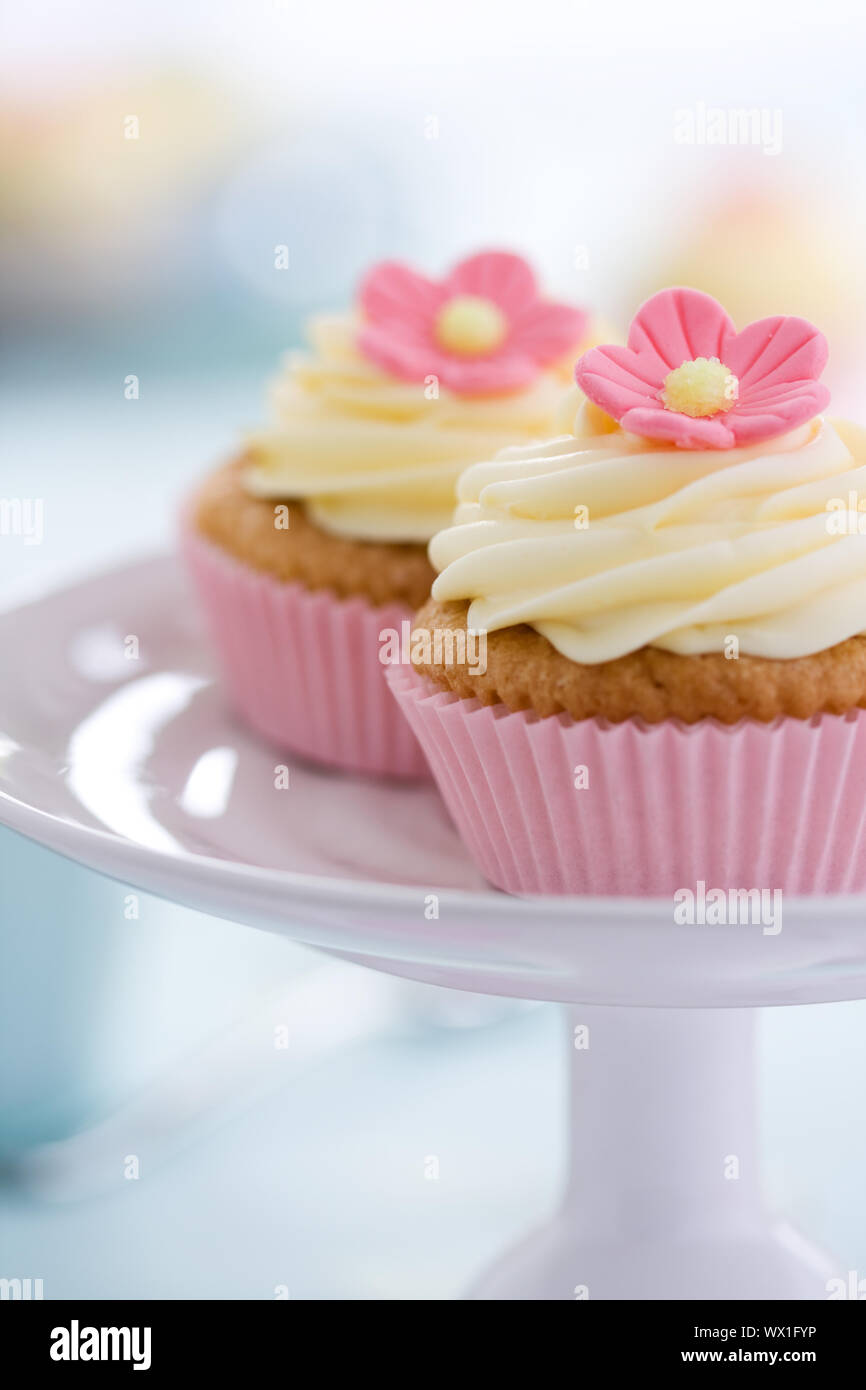 Rosa Blume Cupcakes auf einem Kuchen stand Stockfoto
