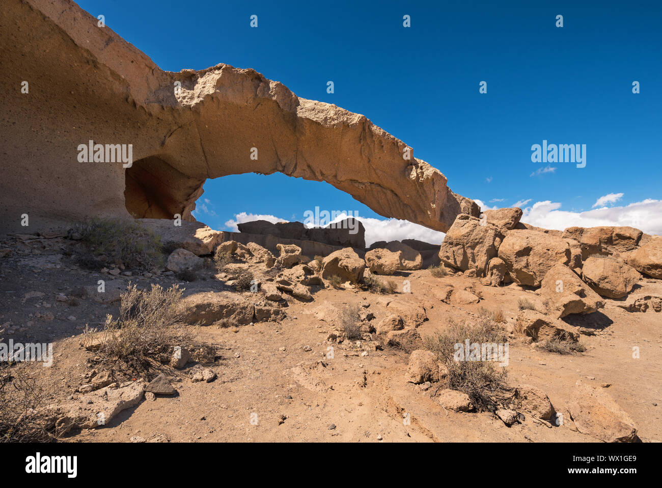 Natürliche Vulkangestein arch Bildung im Wüstenklima Landschaft in Teneriffa, Kanarische Inseln, Spanien. Stockfoto