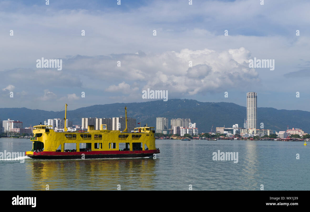 Fähre von Butterworth nähert sich Georgetown, Penang, Malaysia Stockfoto