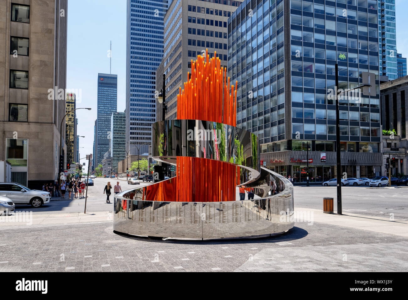 Die Kanadische des Olympischen Komitees fünf Ring olympische Flamme Monument in der Innenstadt von Montreal Stockfoto