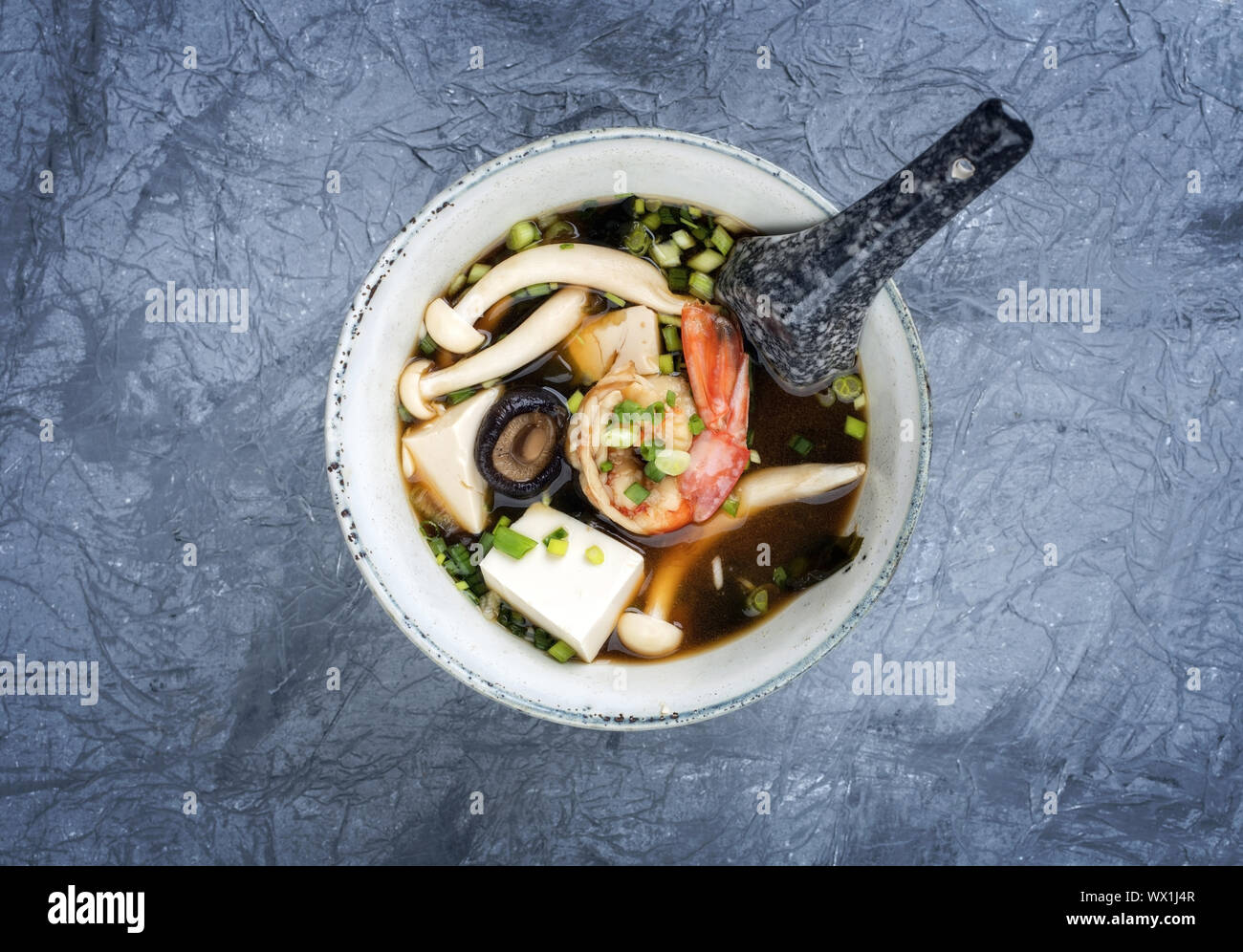 Traditionelle japanische Miso Suppe mit Garnelen und Tofu, Ansicht von oben in eine Schüssel mit Kopie Raum Stockfoto