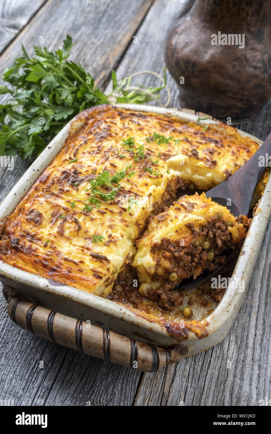 Englisch Shepherds Pie wie close-up in einer Unterlage form Stockfoto