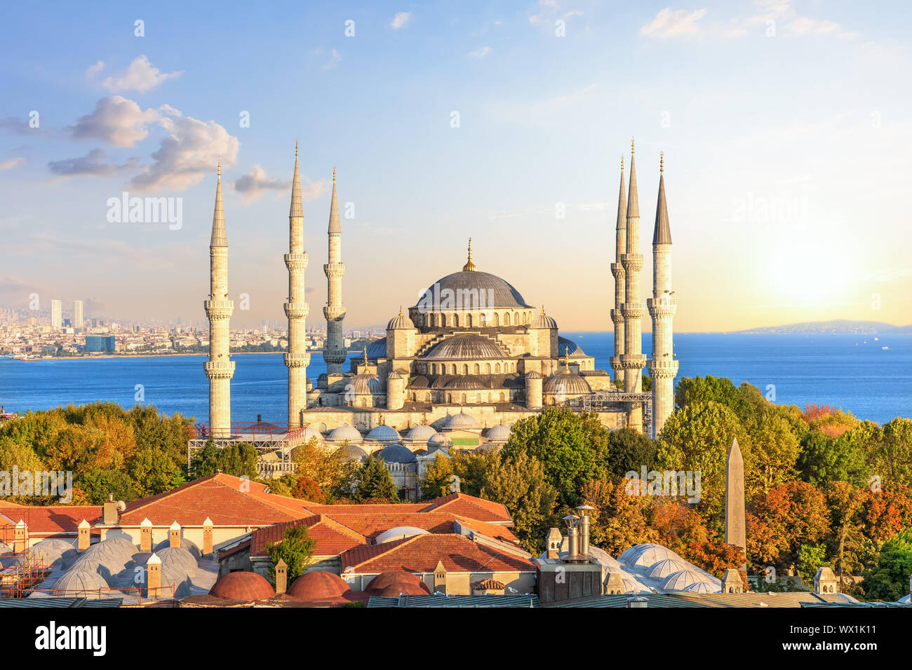 Berühmten Blauen Moschee in den Sonnenuntergang Strahlen, Istanbul, Türkei Stockfoto