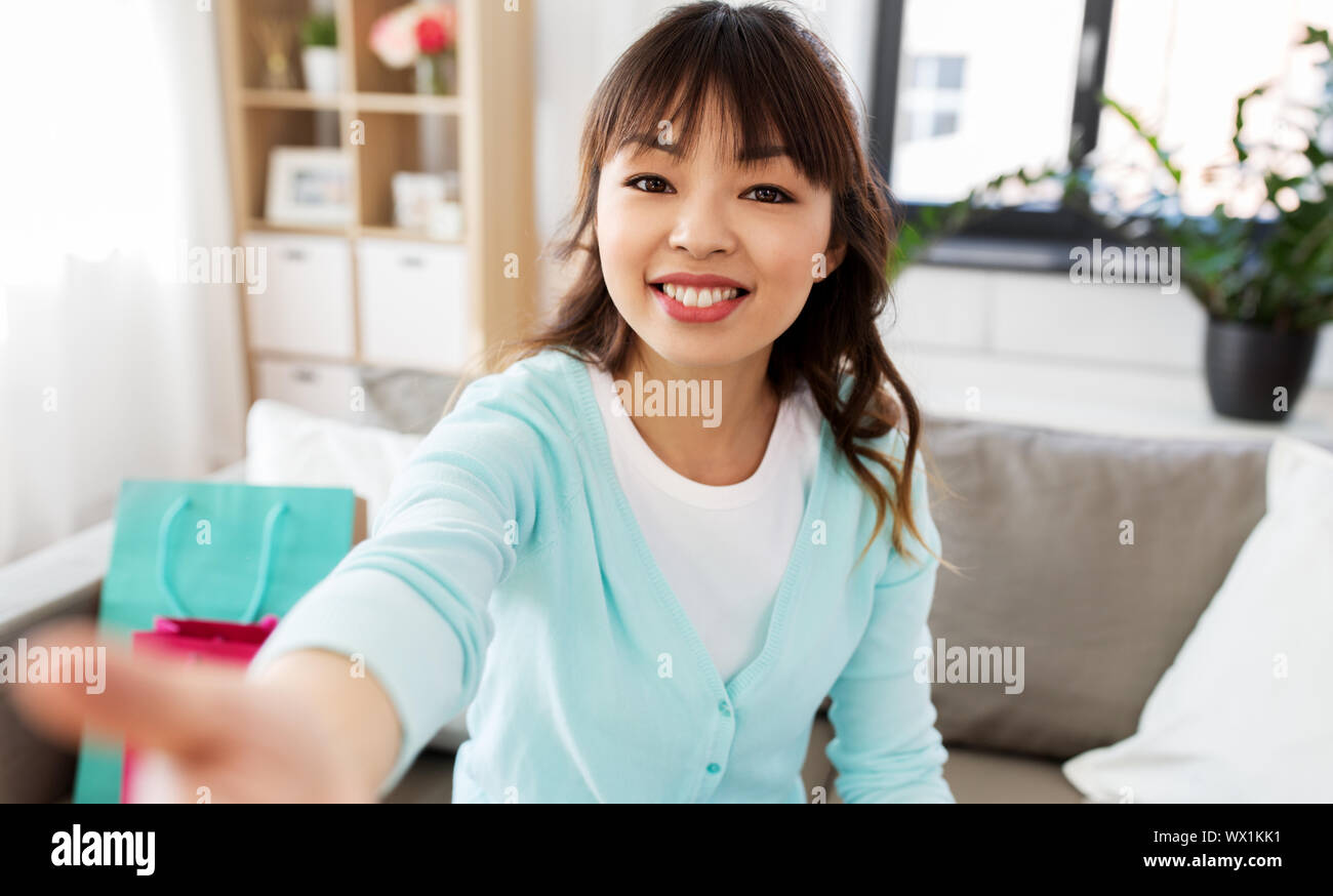 Asiatische Frau blogger unter Video- oder selfie Stockfoto