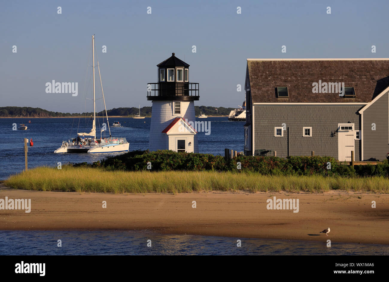 Hyannis Hafen Leuchtturm aka Lewis Bay Leuchtturm mit einem Katamaran.. Cape Cod Hyannis Massachusetts. USA. Stockfoto