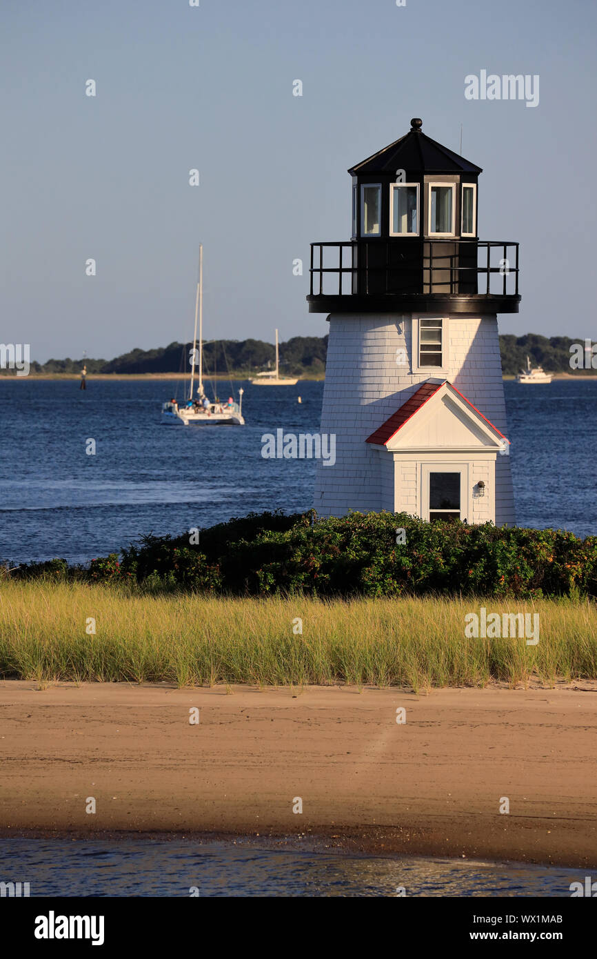 Hyannis Hafen Leuchtturm aka Lewis Bay Leuchtturm mit einem Katamaran.. Cape Cod Hyannis Massachusetts. USA. Stockfoto
