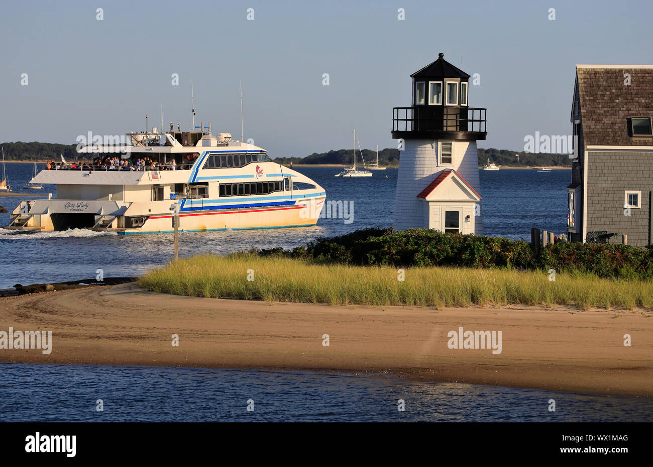 Fähre vorbei Hyannis Hafen Leuchtturm aka Lewis Bay Lighthouse.. Cape Cod Hyannis Massachusetts. USA. Stockfoto
