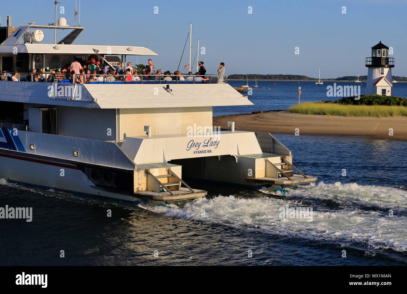 Fähre vorbei Hyannis Hafen Leuchtturm aka Lewis Bay Lighthouse.. Cape Cod Hyannis Massachusetts. USA. Stockfoto